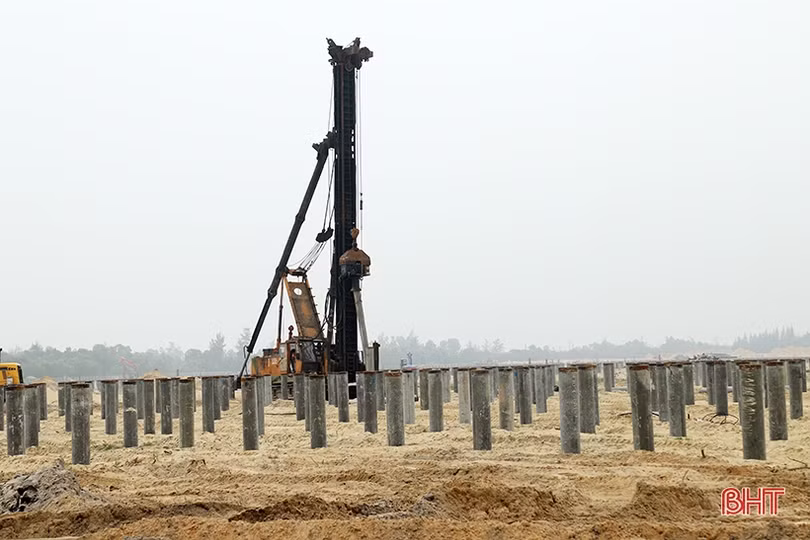 Phấn đấu đưa nhà máy điện mặt trời phát điện lên lưới quốc gia trước 30/6