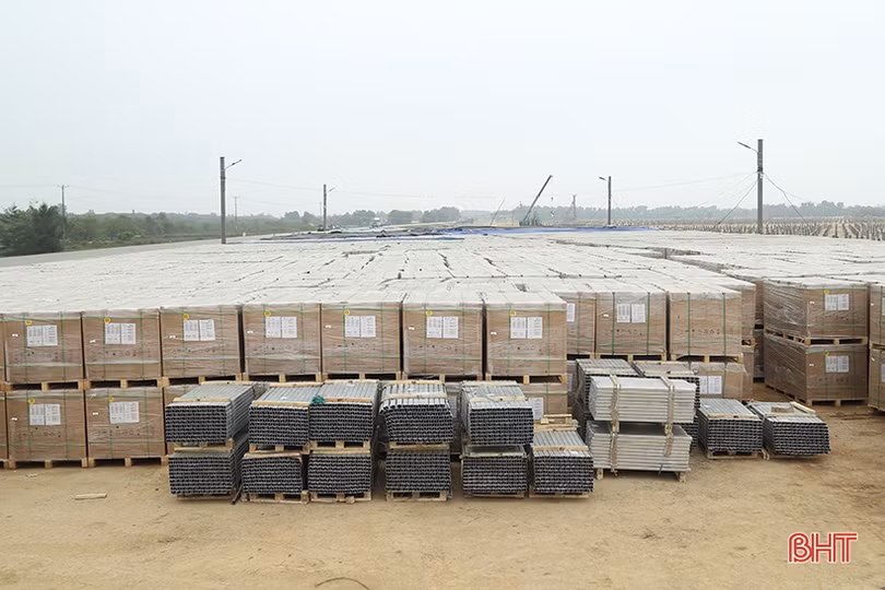 Phấn đấu đưa nhà máy điện mặt trời phát điện lên lưới quốc gia trước 30/6