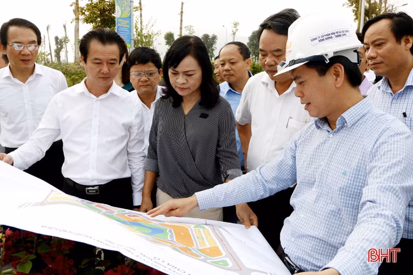 Thường trực Hội đồng nhân dân các cấp tham quan huyện nông thôn mới Nghi Xuân