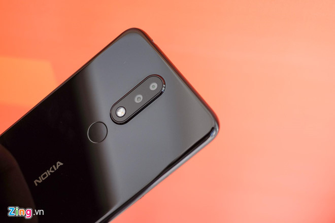 Nokia 5.1 Plus chính hãng được giảm 800.000 đồng còn 3,5 triệu đồng. Model này có màn hình IPS LCD 5,8 inch HD, chip MediaTek Helio P60, RAM 3 GB và bộ nhớ trong 32 GB, có thể mở rộng thẻ nhớ ngoài. Ngoài ra, model này nằm trong dự án Android One nên phần mềm được tối ưu tốt và thường xuyên cập nhật các phiên bản mới từ Google. Hàng loạt smartphone giảm giá mạnh đầu tháng 4