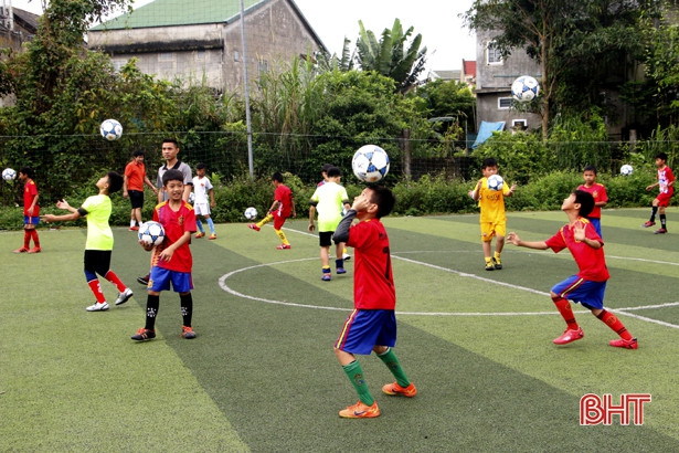 CLB bóng đá Hồng Lĩnh Hà Tĩnh kiểm tra năng khiếu bóng đá trẻ