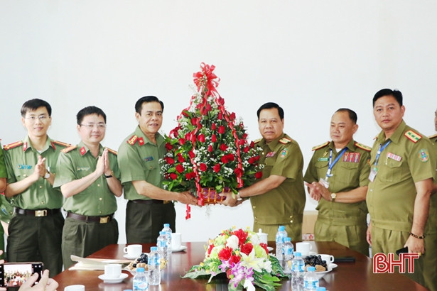 Công an Hà Tĩnh chúc tết Công an tỉnh Bôlykhămxay