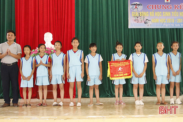 Sôi nổi vòng chung kết Giải bóng rổ học sinh tiểu học ở Thạch Hà