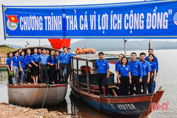 Tuổi trẻ Cẩm Xuyên thắp nến tưởng nhớ, tri ân Tổng Bí thư Lê Duẩn