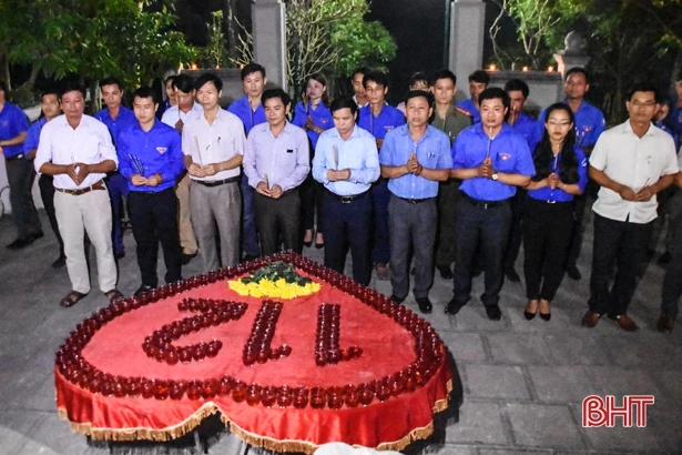 Tuổi trẻ Cẩm Xuyên thắp nến tưởng nhớ, tri ân Tổng Bí thư Lê Duẩn