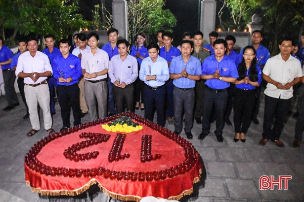 Tuổi trẻ Cẩm Xuyên thắp nến tưởng nhớ, tri ân Tổng Bí thư Lê Duẩn
