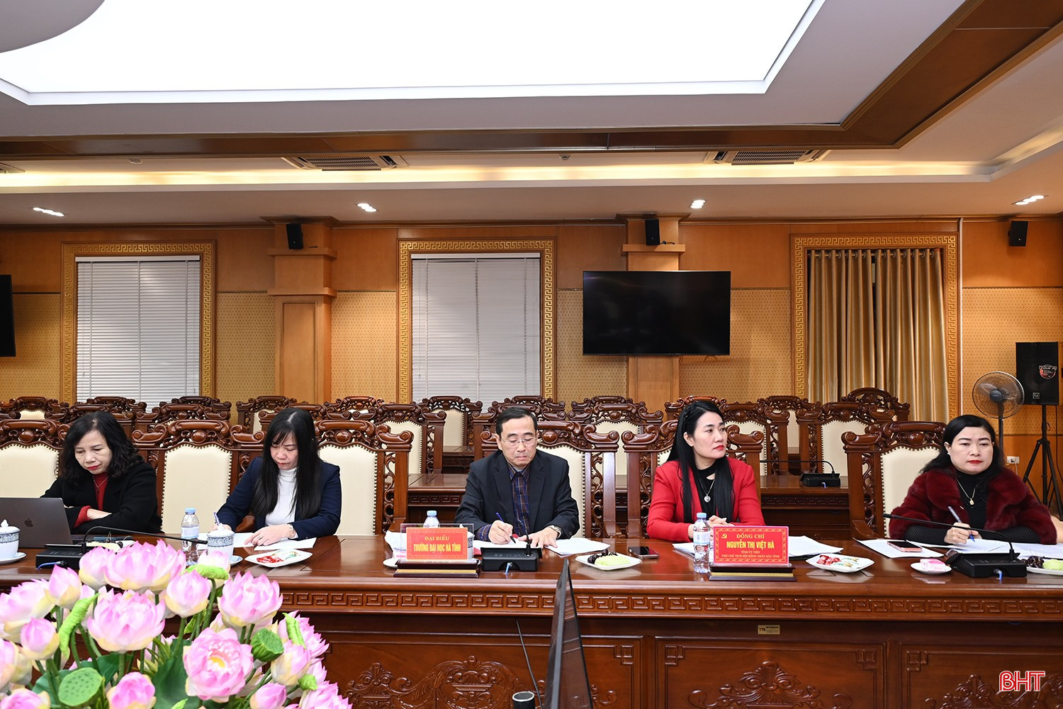 ...Phó Chủ tịch UBND tỉnh Nguyễn Thị Nguyệt, Phó Chủ tịch HĐND tỉnh Nguyễn Thị Việt Hà và lãnh đạo các sở, ban, ngành dự buổi làm việc.