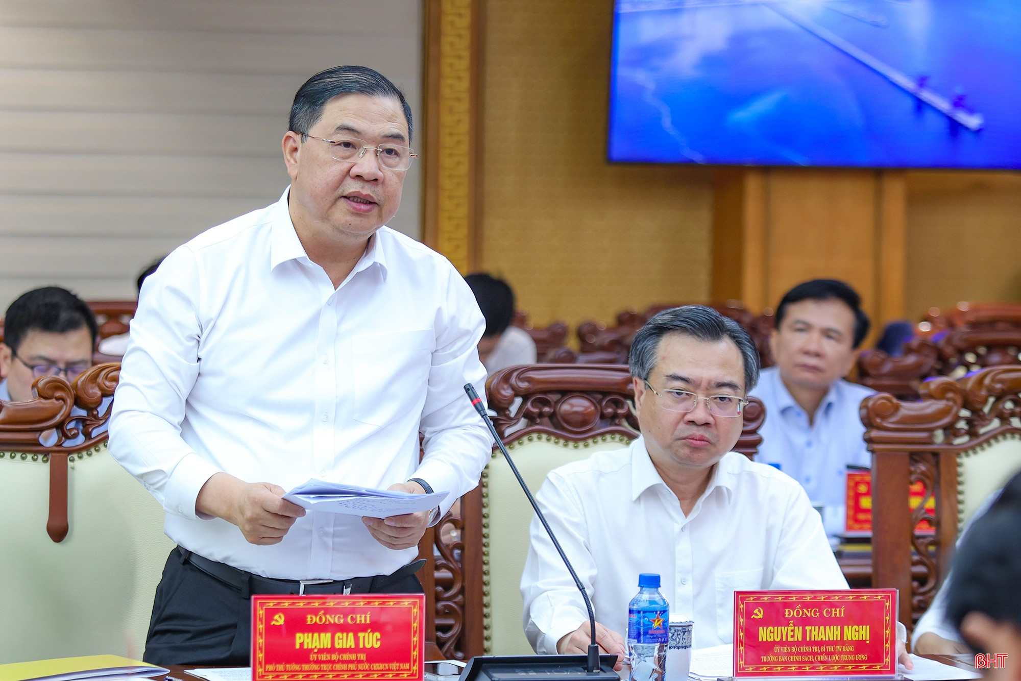 Phó Thủ tướng Thường trực Chính phủ Phạm Gia Túc cho ý kiến về các kiến nghị của tỉnh.