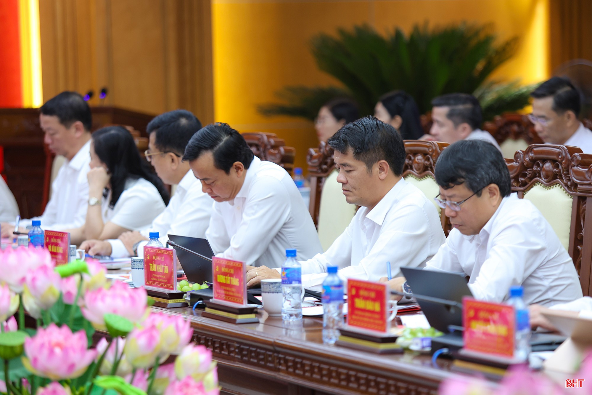 Các đồng chí Ủy viên Ban Thường vụ Tỉnh ủy dự buổi làm việc.