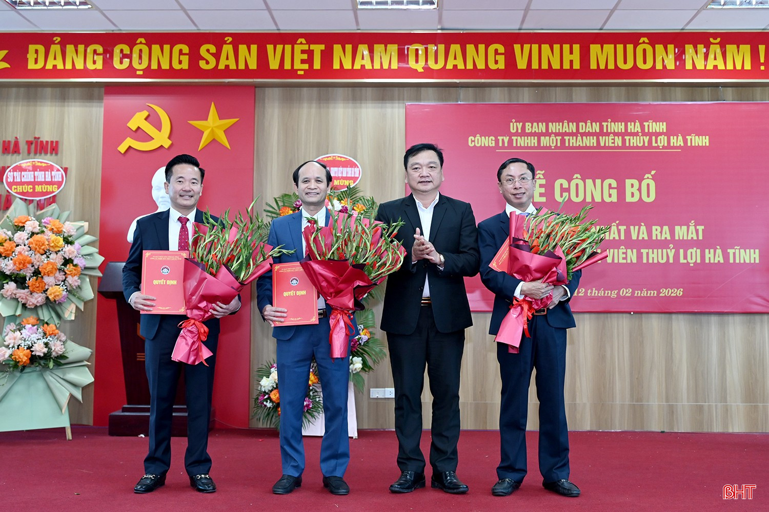 Phó Chủ tịch UBND tỉnh Hồ Huy Thành trao quyết định hợp nhất, thành lập Công ty TNHH MTV Thủy lợi Hà Tĩnh.