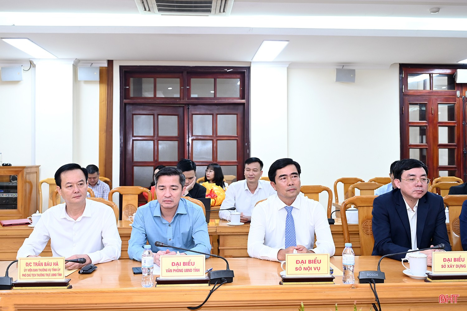 Phó Chủ tịch Thường trực UBND tỉnh Trần Báu Hà và các đại biểu dự lễ công bố.