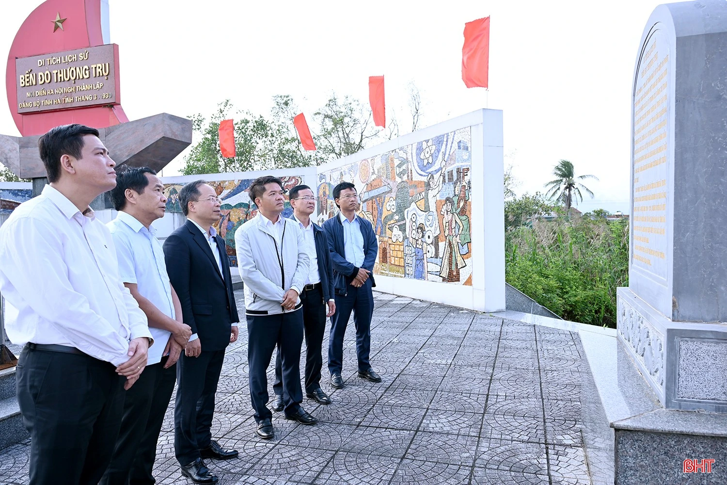 Bí thư Tỉnh ủy Nguyễn Duy Lâm và đoàn công tác thăm Di tích lịch sử Bến đò Thượng Trụ (ở xã Can Lộc) - nơi diễn ra Hội nghị thành lập Đảng bộ tỉnh Hà Tĩnh vào tháng 3/1930.