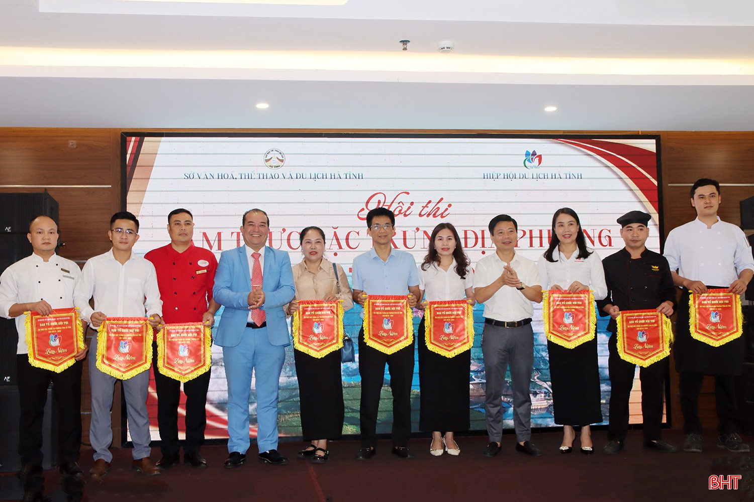 Tham dự hội thi có 12 đơn vị với 13 đội thi đến từ các cơ sở kinh doanh dịch vụ du lịch, thành viên câu lạc bộ đầu bếp, giáo viên, học sinh - sinh viên các trường đại học, cao đẳng, trung cấp trên địa bàn có ngành nghề bếp trên địa bàn tỉnh Hà Tĩnh.