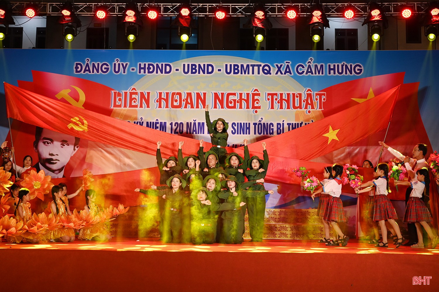 Chương trình diễn ra gồm nhiều tiết mục văn nghệ đặc sắc với chủ đề về Đảng, Bác Hồ, quê hương, đất nước.