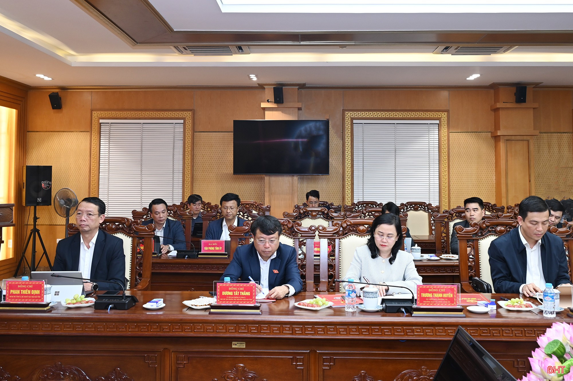 ...và lãnh đạo tỉnh dự buổi làm việc.