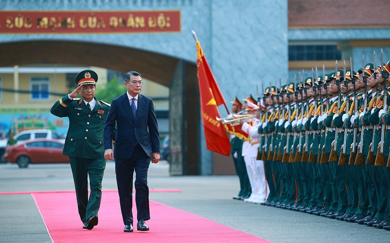 Thủ tướng Chính phủ Lê Minh Hưng đến dự lễ đón nhận danh hiệu Anh hùng Lực lượng vũ trang nhân dân của Quân khu 4. Ảnh Dương Giang/TTXVN.