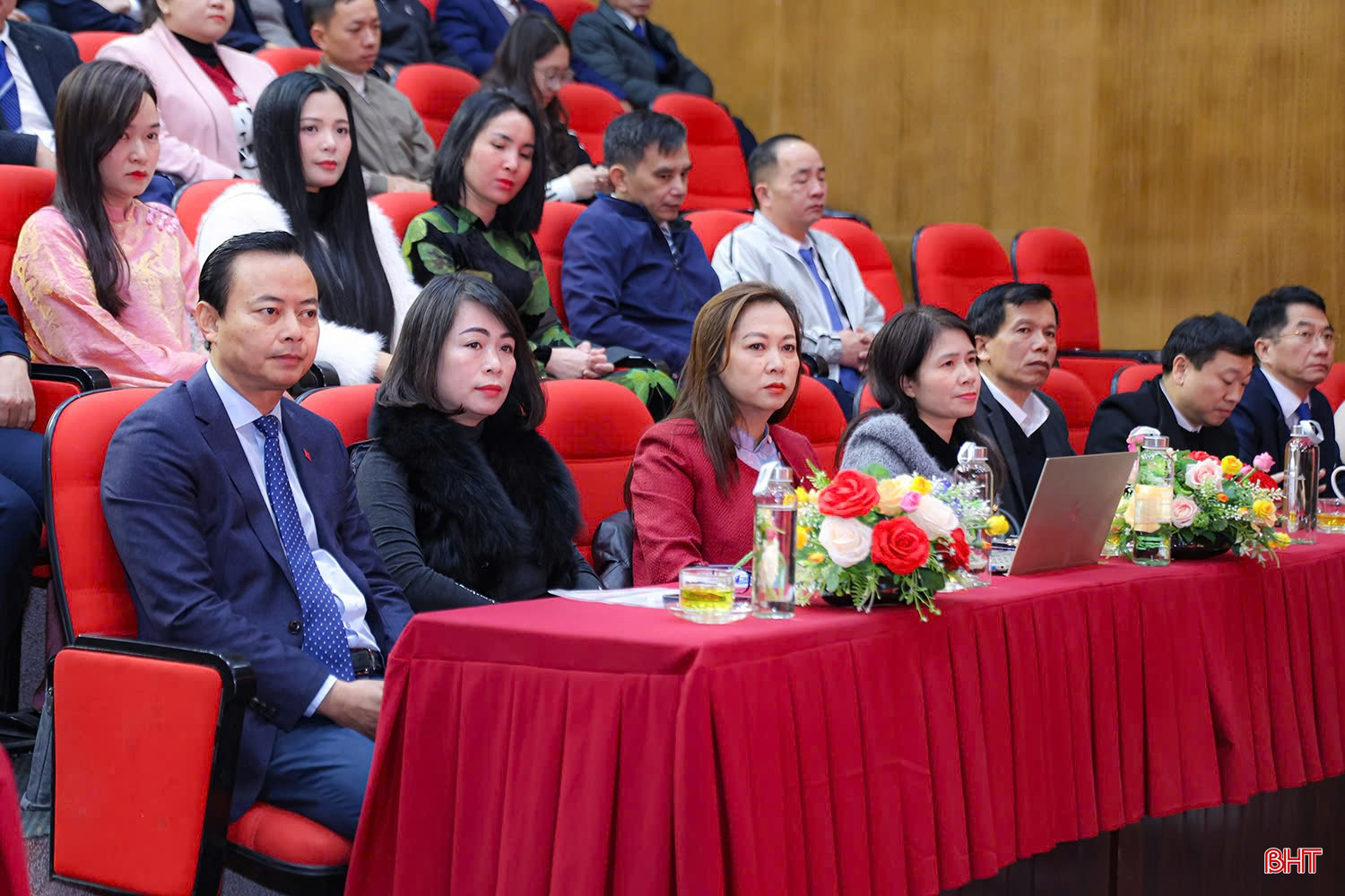 Trưởng ban Tuyên giáo và Dân vận Tỉnh ủy Hà Văn Hùng và đại biểu dự hội nghị.