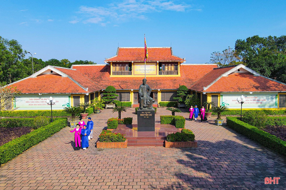 Khu di tích Nguyễn Du nằm trong quần thể di tích dòng họ Nguyễn ở Tiên Điền.