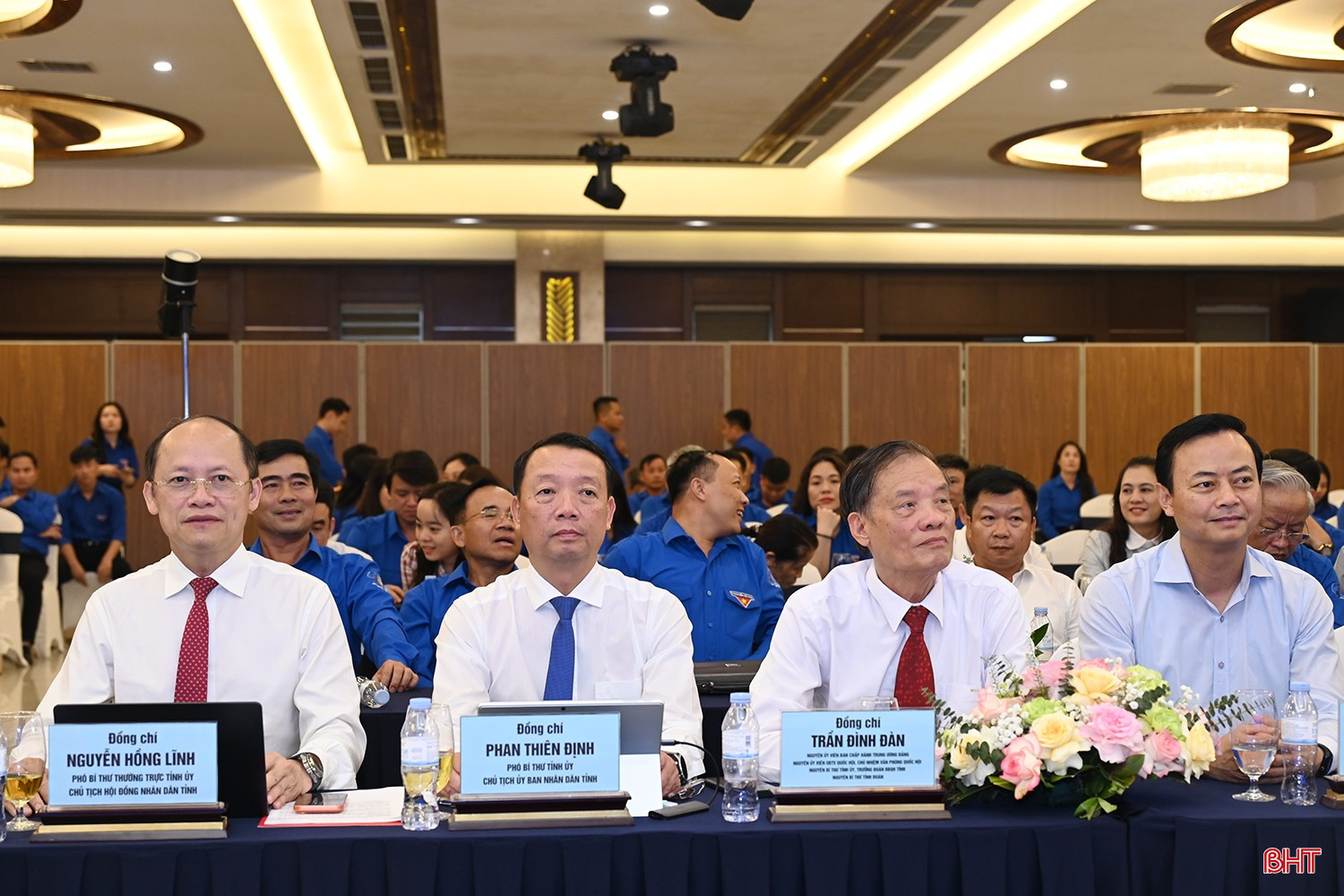 Các đồng chí: Nguyễn Hồng Lĩnh - Phó Bí thư Thường trực Tỉnh ủy, Chủ tịch HĐND tỉnh; Phan Thiên Định - Phó Bí thư Tỉnh ủy, Chủ tịch UBND tỉnh và đại biểu dự chương trình.