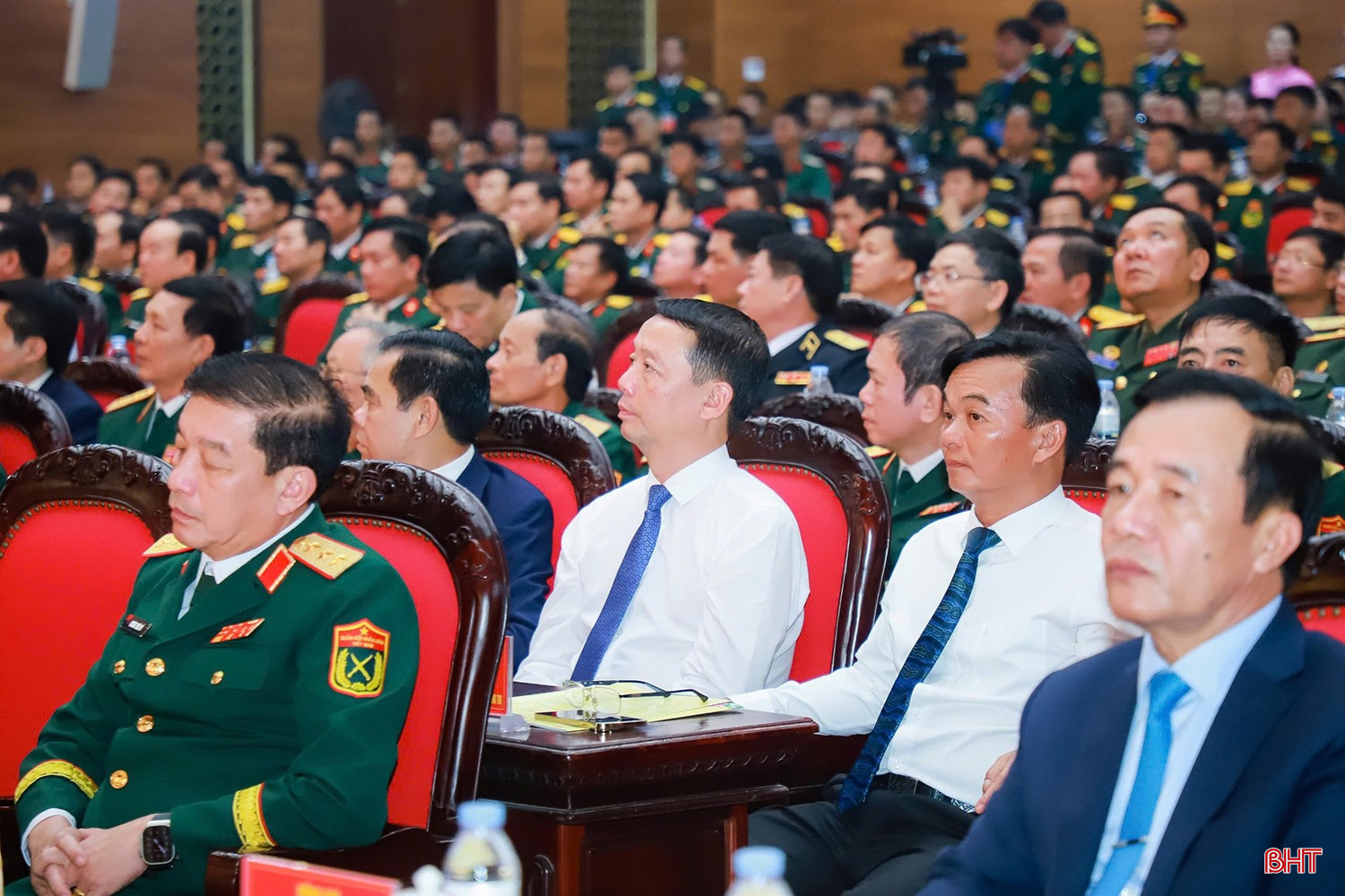 Các đại biểu dự buổi lễ.