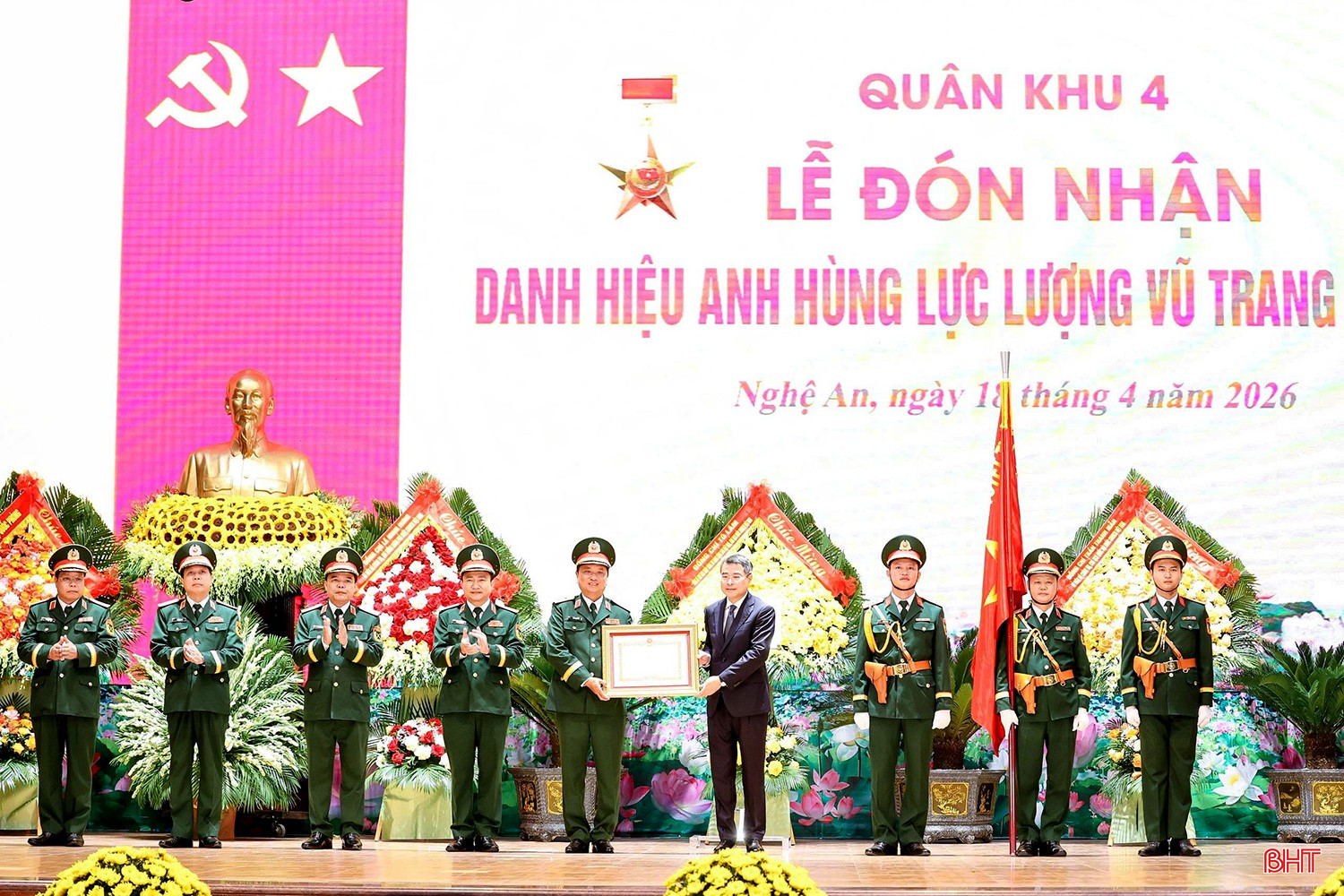 Thủ tướng Chính phủ Lê Minh Hưng trao danh hiệu "Anh hùng Lực lượng vũ trang nhân dân" cho LLVT Quân khu 4.