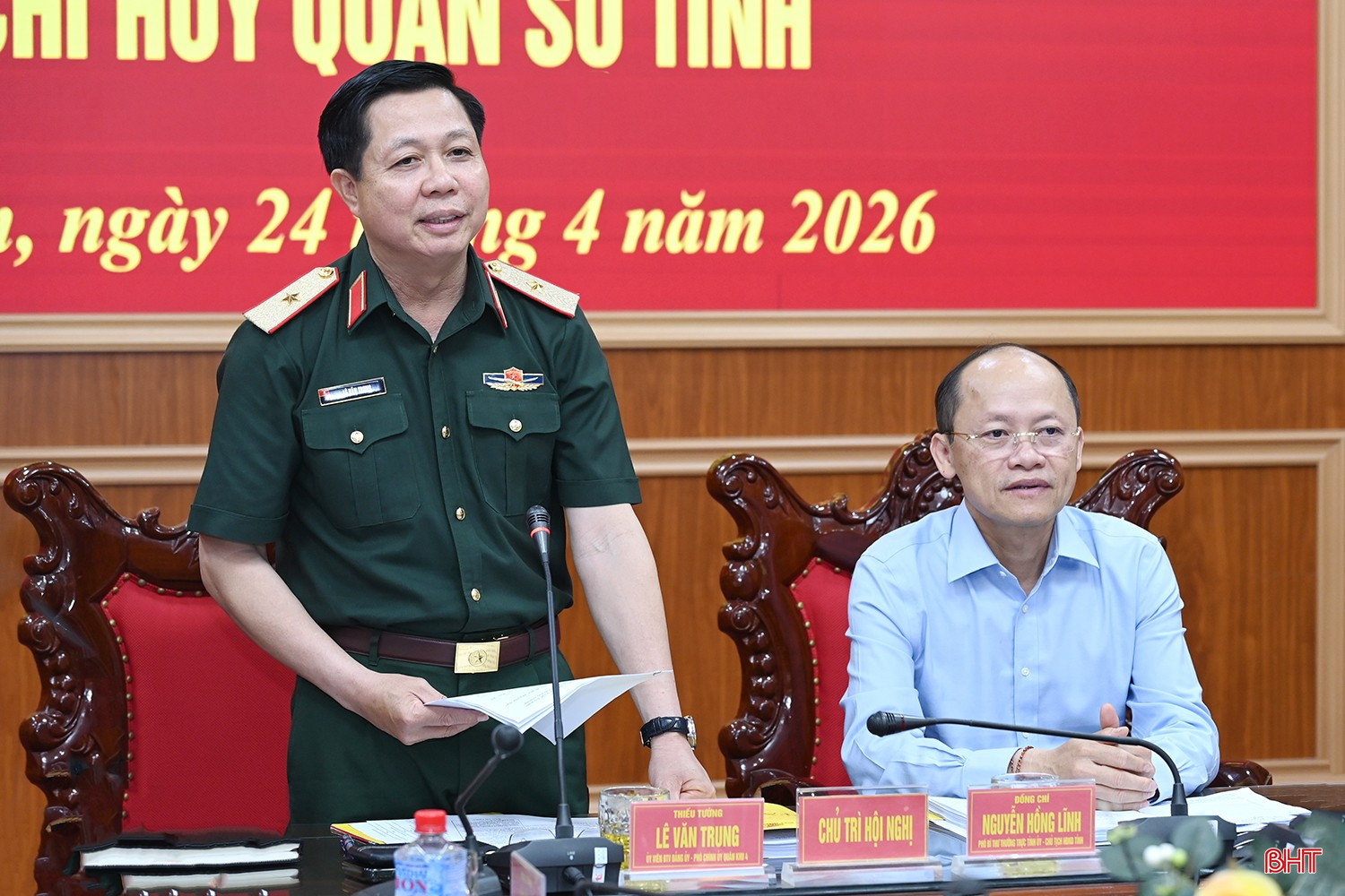 Thiếu tướng Lê Văn Trung - Phó Chính ủy Quân khu 4; đồng chí Nguyễn Hồng Lĩnh - Phó Bí thư Thường trực Tỉnh ủy, Chủ tịch HĐND tỉnh Hà Tĩnh chủ trì hội nghị.