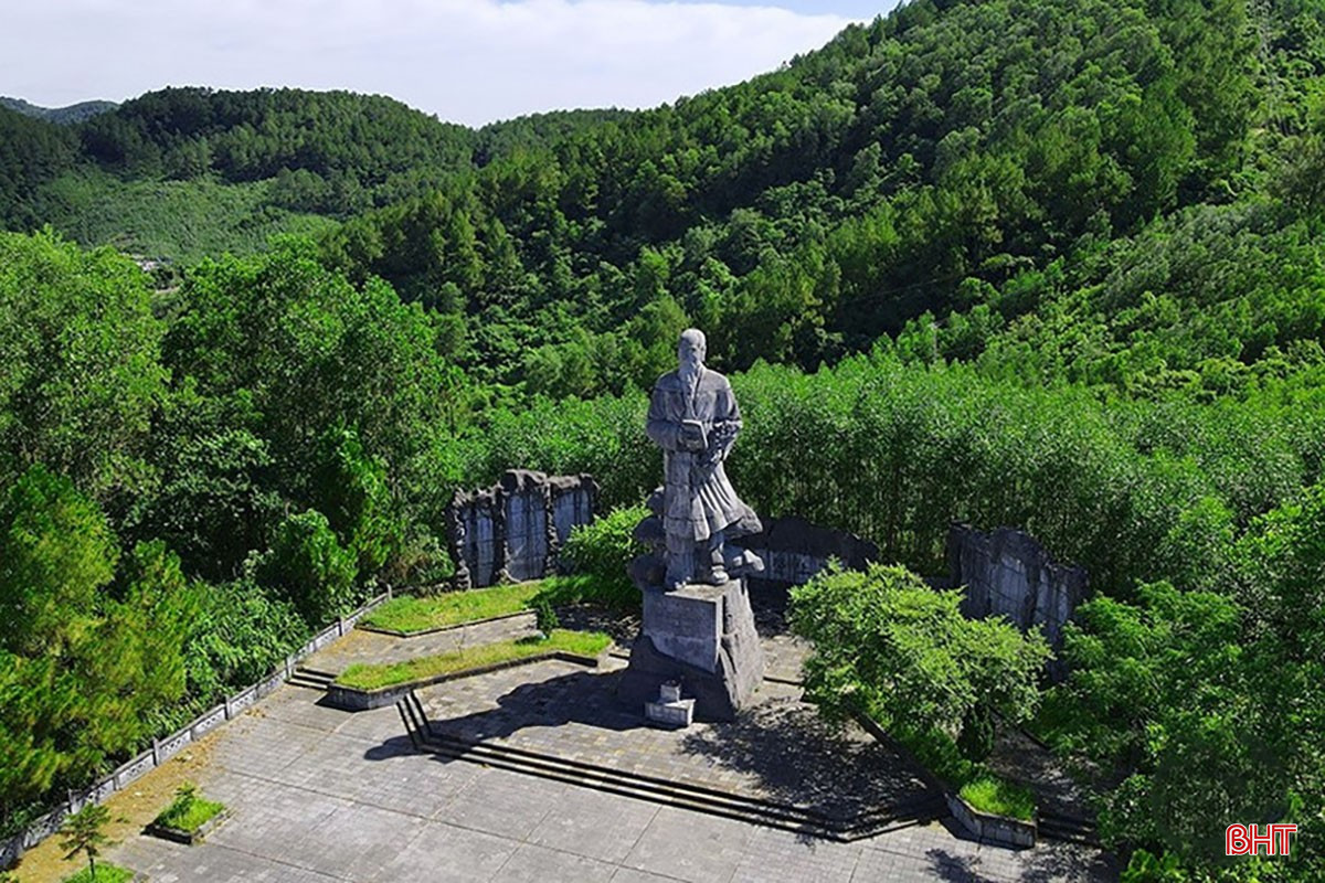 Tượng đài Hải Thượng Lãn Ông trên đỉnh núi Minh Tự.