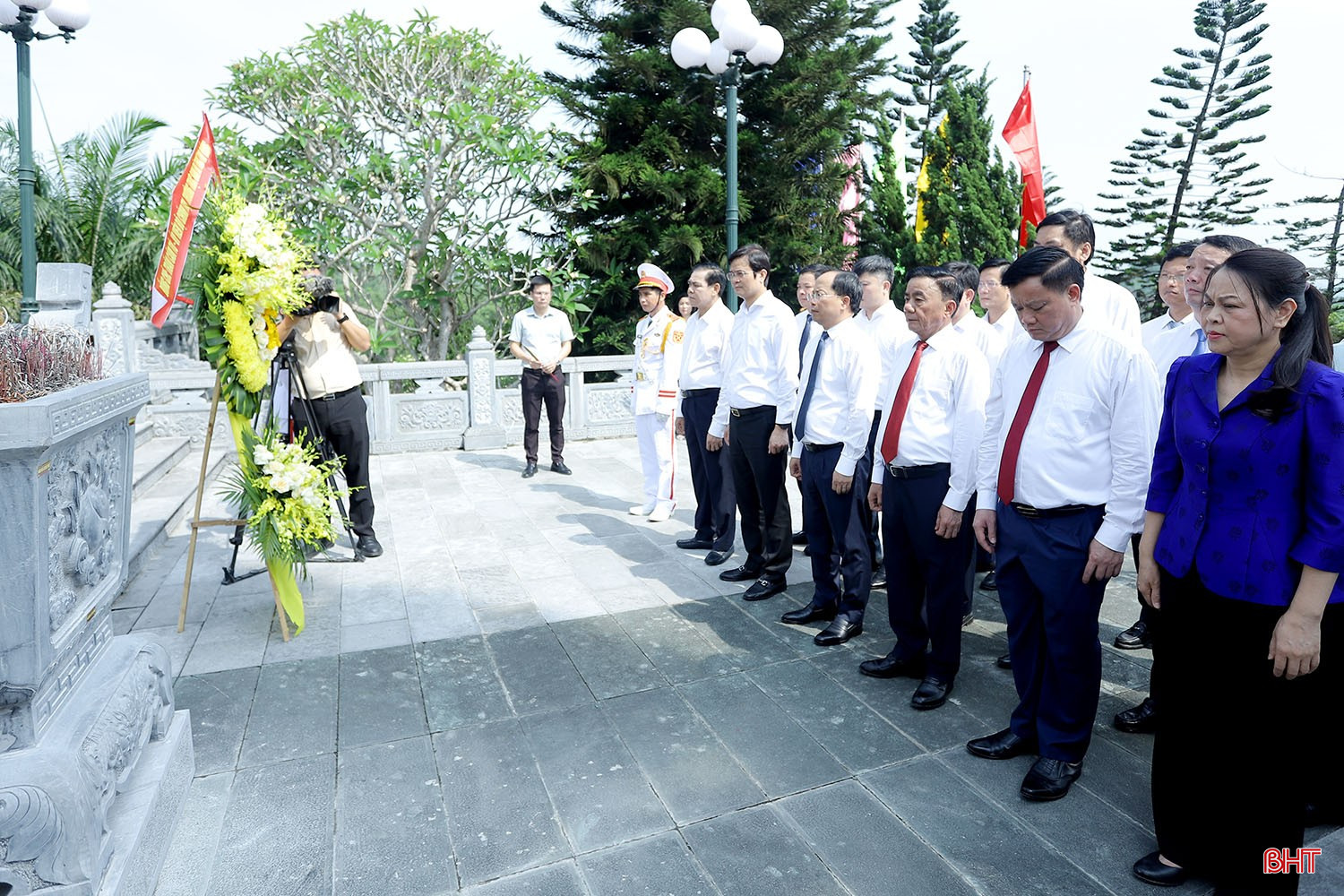 Đồng chí Trần Cẩm Tú và các thành viên trong đoàn bày tỏ lòng biết ơn sâu sắc đối với những hy sinh to lớn vì độc lập, tự do của dân tộc và nghĩa vụ quốc tế cao cả của các anh hùng liệt sỹ.