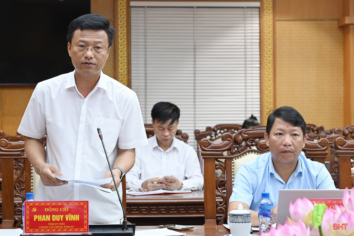 Chánh Văn phòng Tỉnh ủy Phan Duy Vĩnh báo cáo kết quả hoạt động của các ban Đảng, Ủy ban Kiểm tra và Văn phòng Tỉnh ủy thời gian qua.