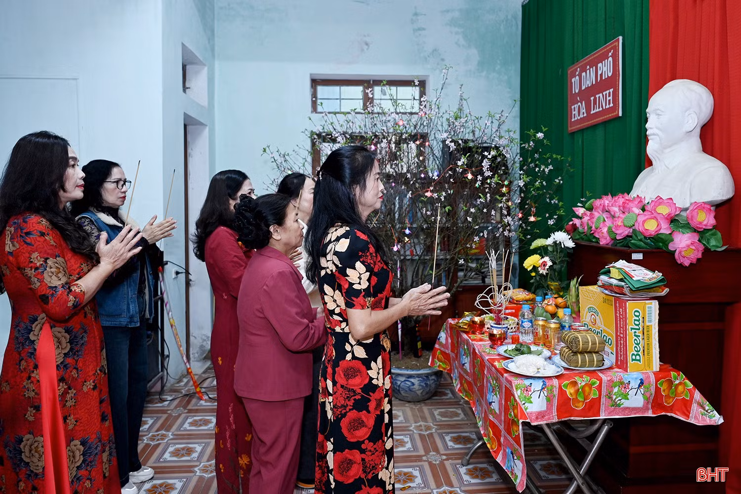 Sau những lời chúc nhau ngày đầu năm mới, những người dân tổ dân phố Hòa Linh cùng đứng trước bàn thờ Bác Hồ tưởng nhớ vị lãnh tụ thiên tài và anh hùng giải phóng dân tộc.