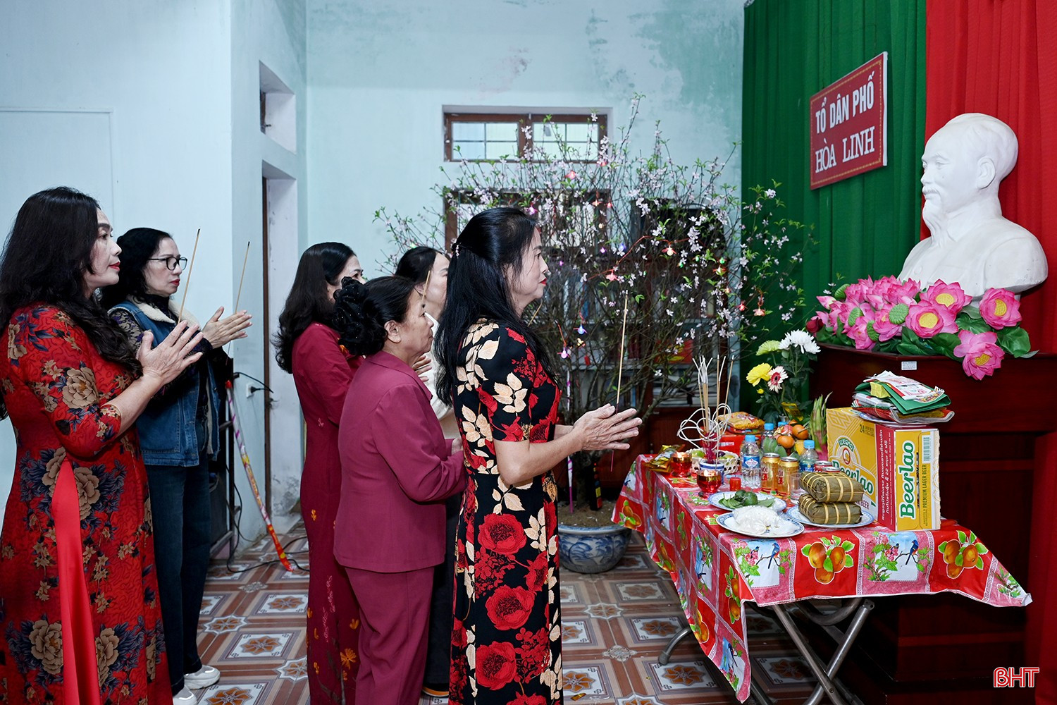 Sau những lời chúc nhau ngày đầu năm mới, những người dân tổ dân phố Hòa Linh cùng đứng trước bàn thờ Bác Hồ tưởng nhớ vị lãnh tụ thiên tài và anh hùng giải phóng dân tộc.
