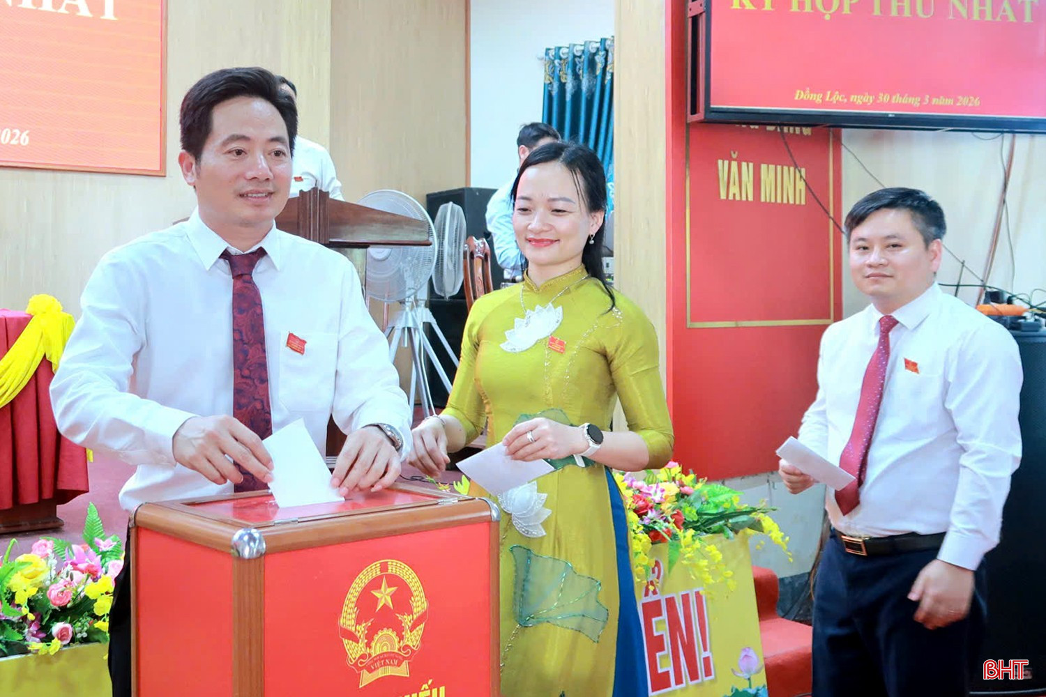 Đại biểu HĐND xã Đồng Lộc bỏ phiếu bầu các chức danh.