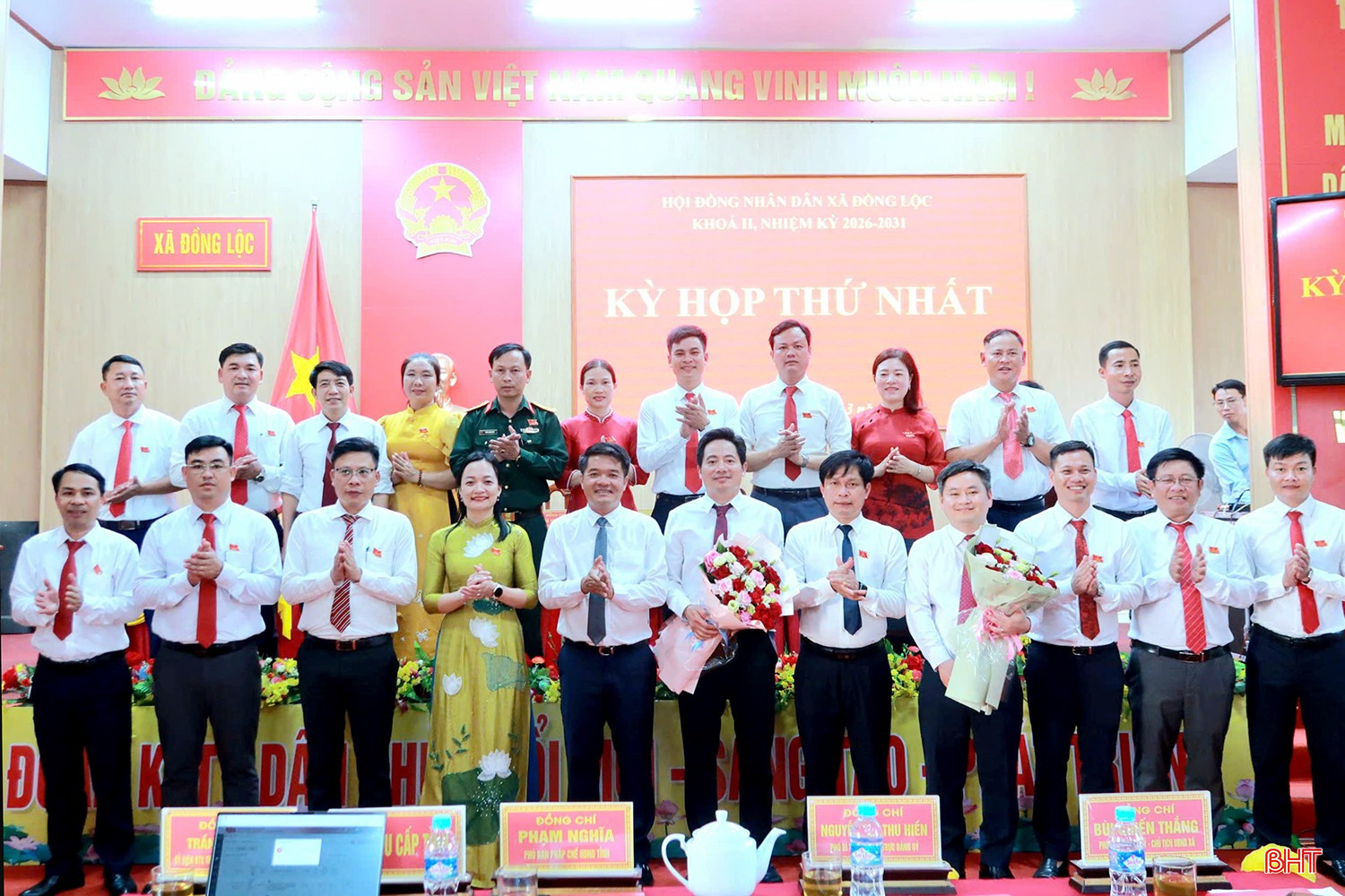 Trưởng ban Nội chính Tỉnh ủy Trần Nhật Tân tặng hoa chúc mừng các đồng chí Thường trực HĐND xã, lãnh đạo UBND xã và Ủy viên UBND xã Đồng Lộc.