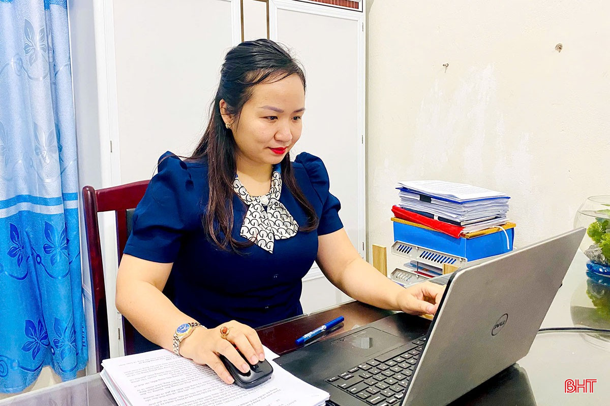 Chị Trần Thị Hoài Lý - Phó Chánh văn phòng Đảng ủy xã Phúc Trạch, người đạt giải nhất hội thi cấp xã tích cực chuẩn bị cho hội thi cụm.