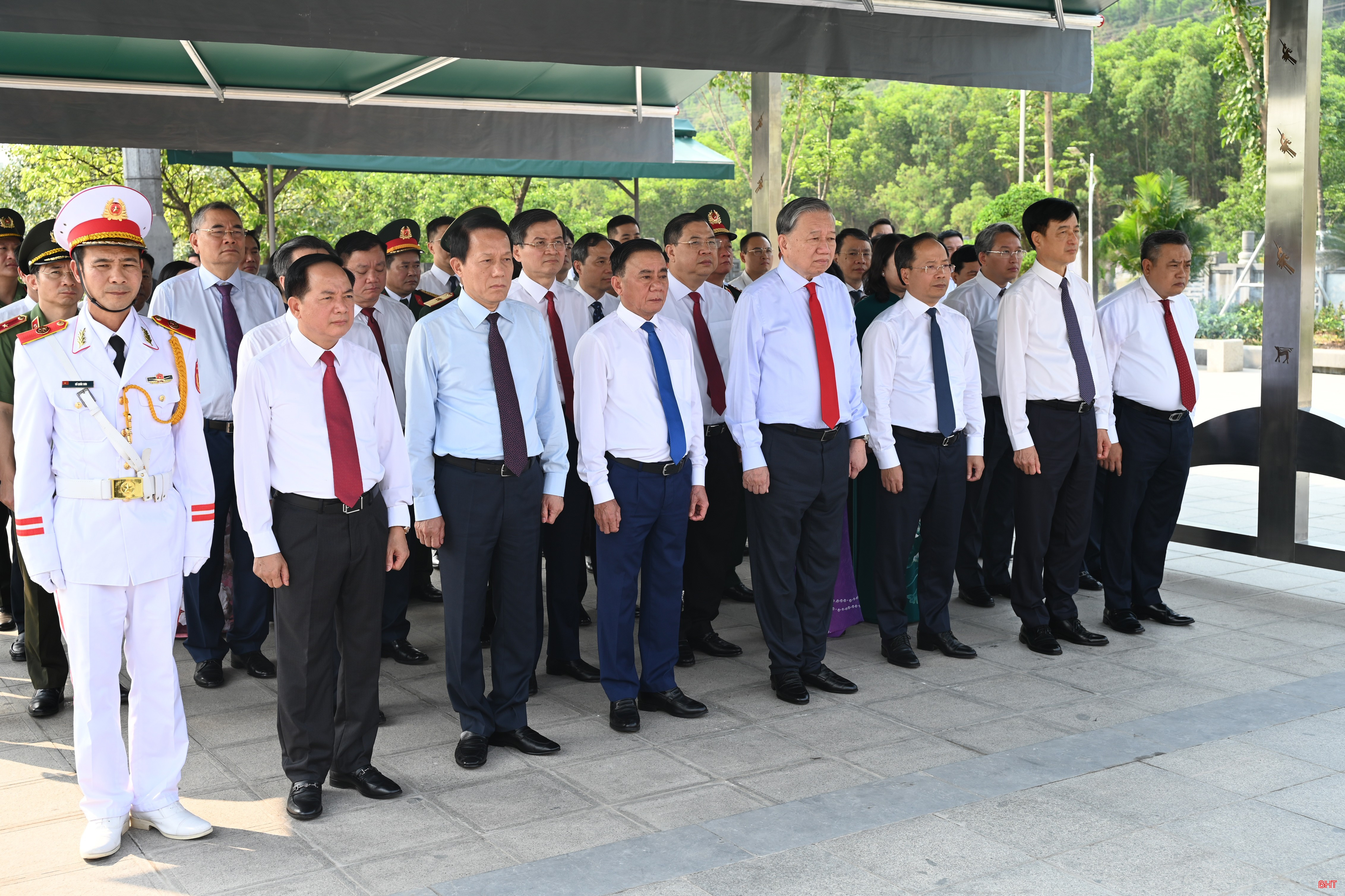 Trong không khí trang nghiêm, các đồng chí lãnh đạo Đảng, Nhà nước và lãnh đạo tỉnh Hà Tĩnh bày tỏ lòng tri ân sâu sắc trước những cống hiến lớn lao của Tổng Bí thư Hà Huy Tập