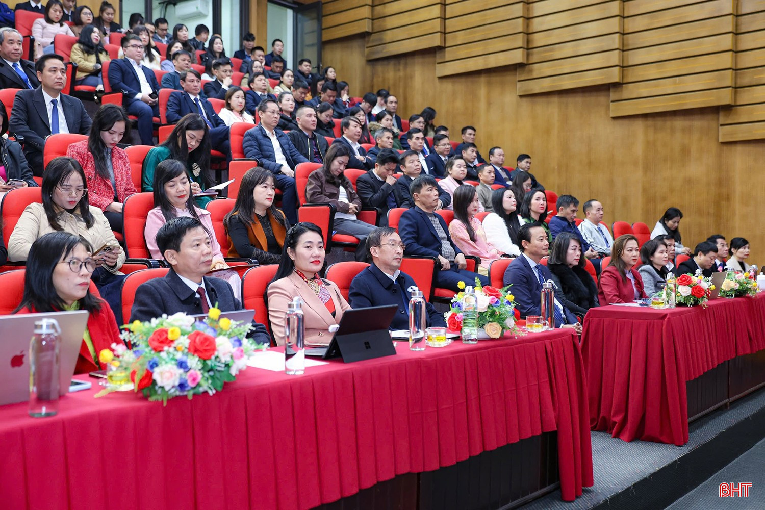 Lãnh đạo tỉnh và đại biểu dự hội nghị.