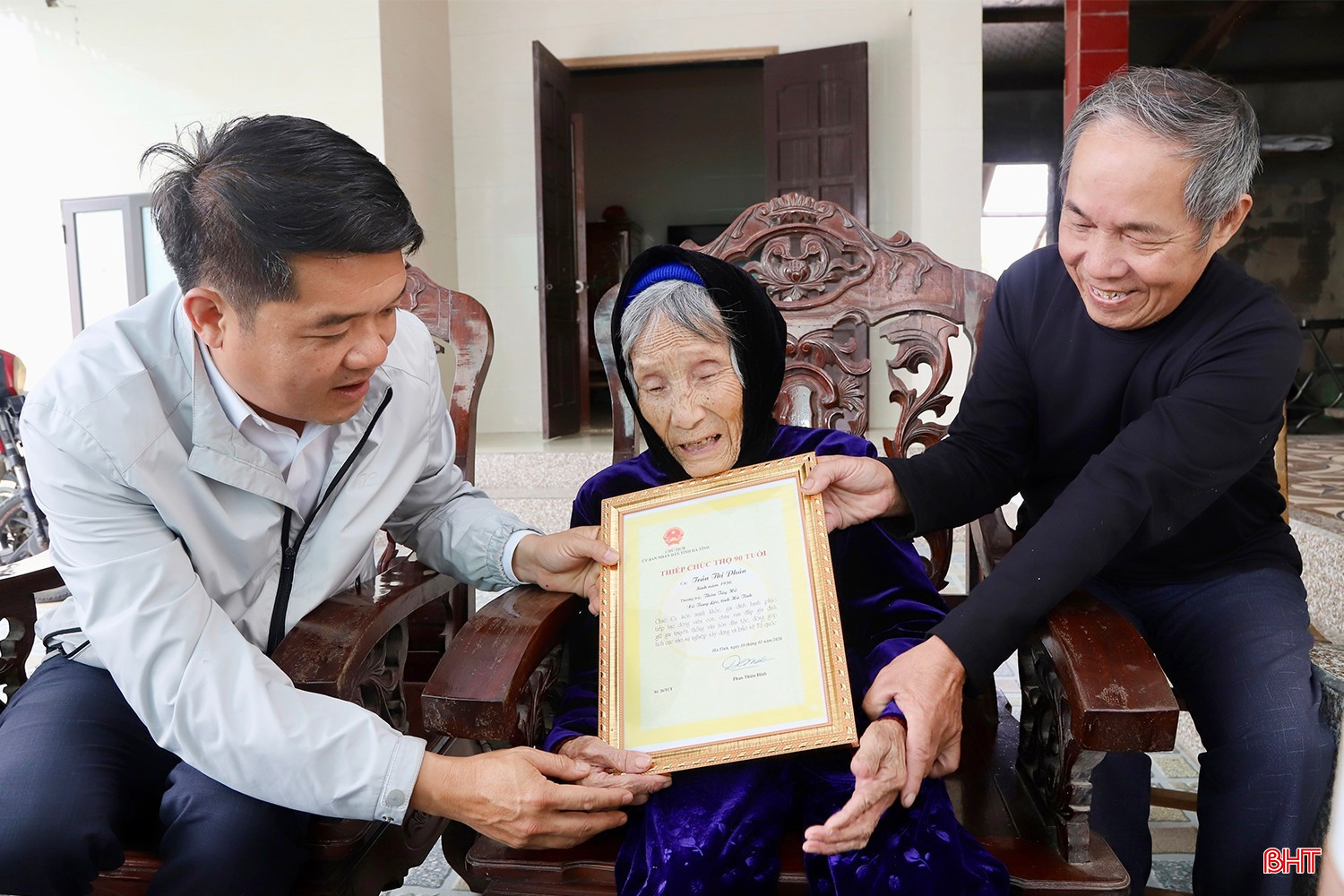 Trưởng ban Nội chính Tỉnh ủy Trần Nhật Tân chúc thọ người cao tuổi xã Tùng Lộc.