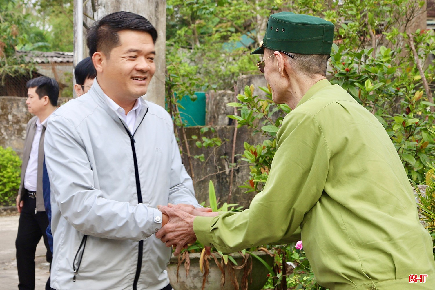 Trưởng ban Nội chính Tỉnh ủy Trần Nhật Tân thăm hỏi gia đình chính sách ở xã Gia Hanh.