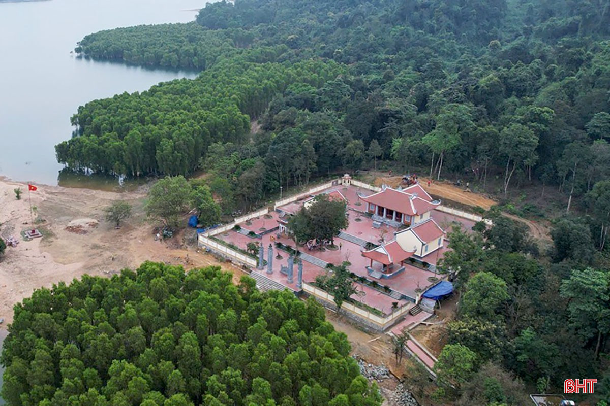 Đền thờ anh hùng liệt sỹ tại hồ Kẻ Gỗ (xã Cẩm Duệ).