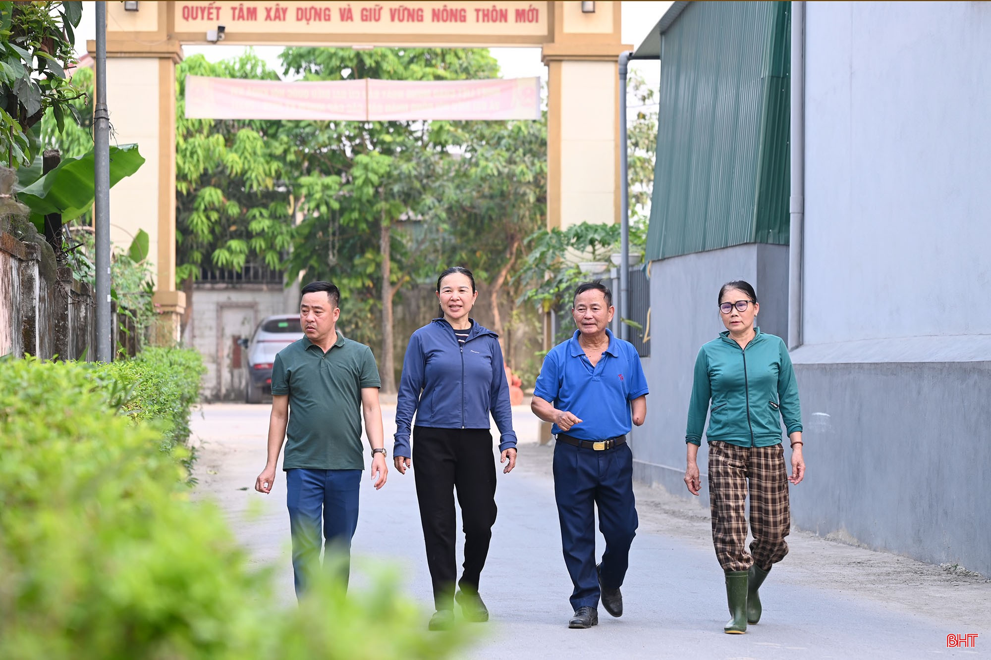 Ở tuổi ngoài 70, người thương binh Nguyễn Văn Thành vẫn luôn trăn trở với từng việc chung của thôn.