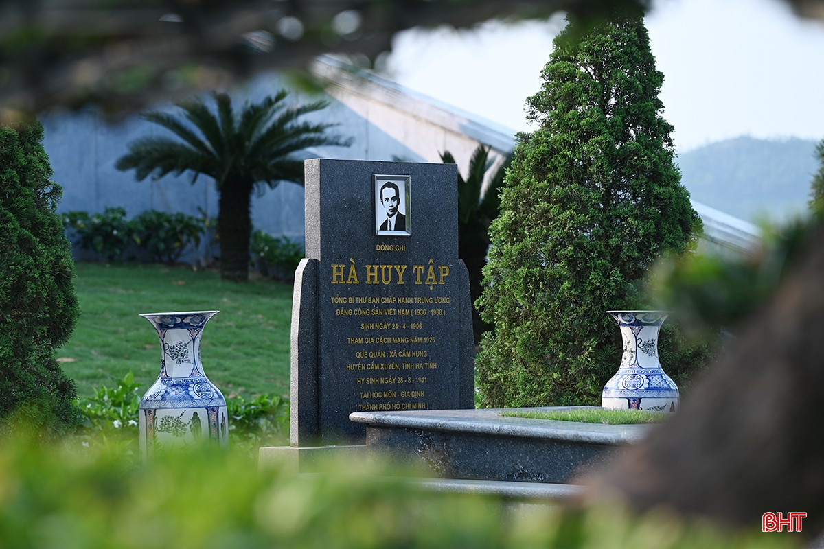 Khu mộ Tổng Bí thư Hà Huy Tập ở xã Cẩm Hưng.