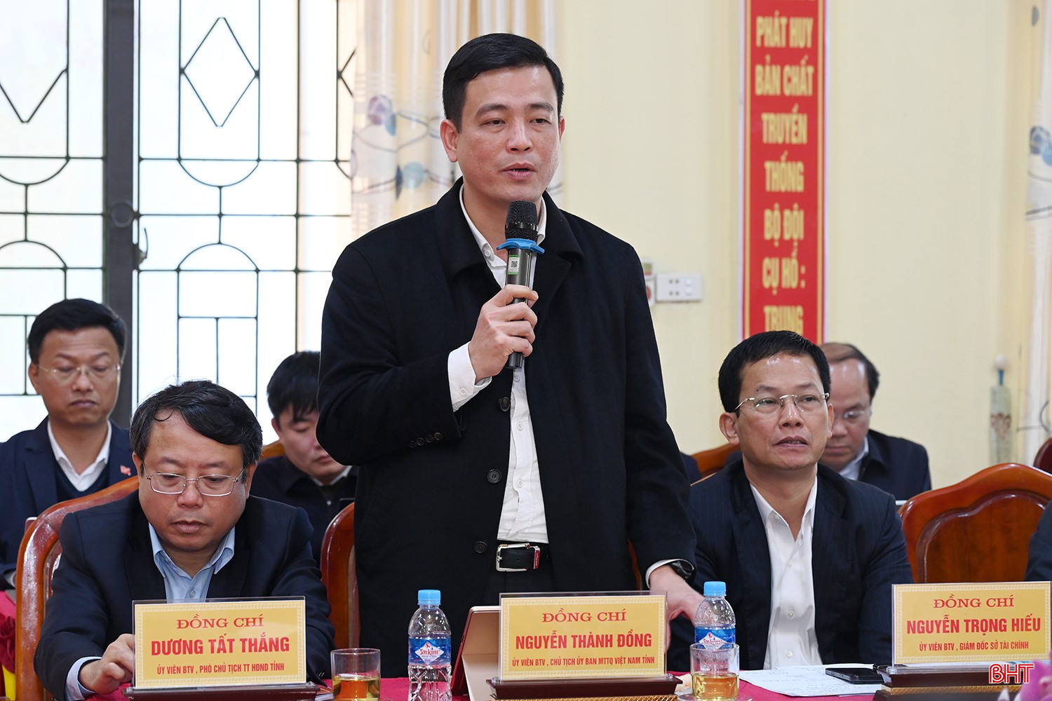 Đồng chí Nguyễn Thành Đồng - Chủ tịch Ủy ban MTTQ tỉnh, Trưởng đoàn công tác của Ban Thường vụ Tỉnh ủy phụ trách địa bàn xã Sơn Kim 1, Sơn Kim 2 phát biểu tại buổi làm việc.