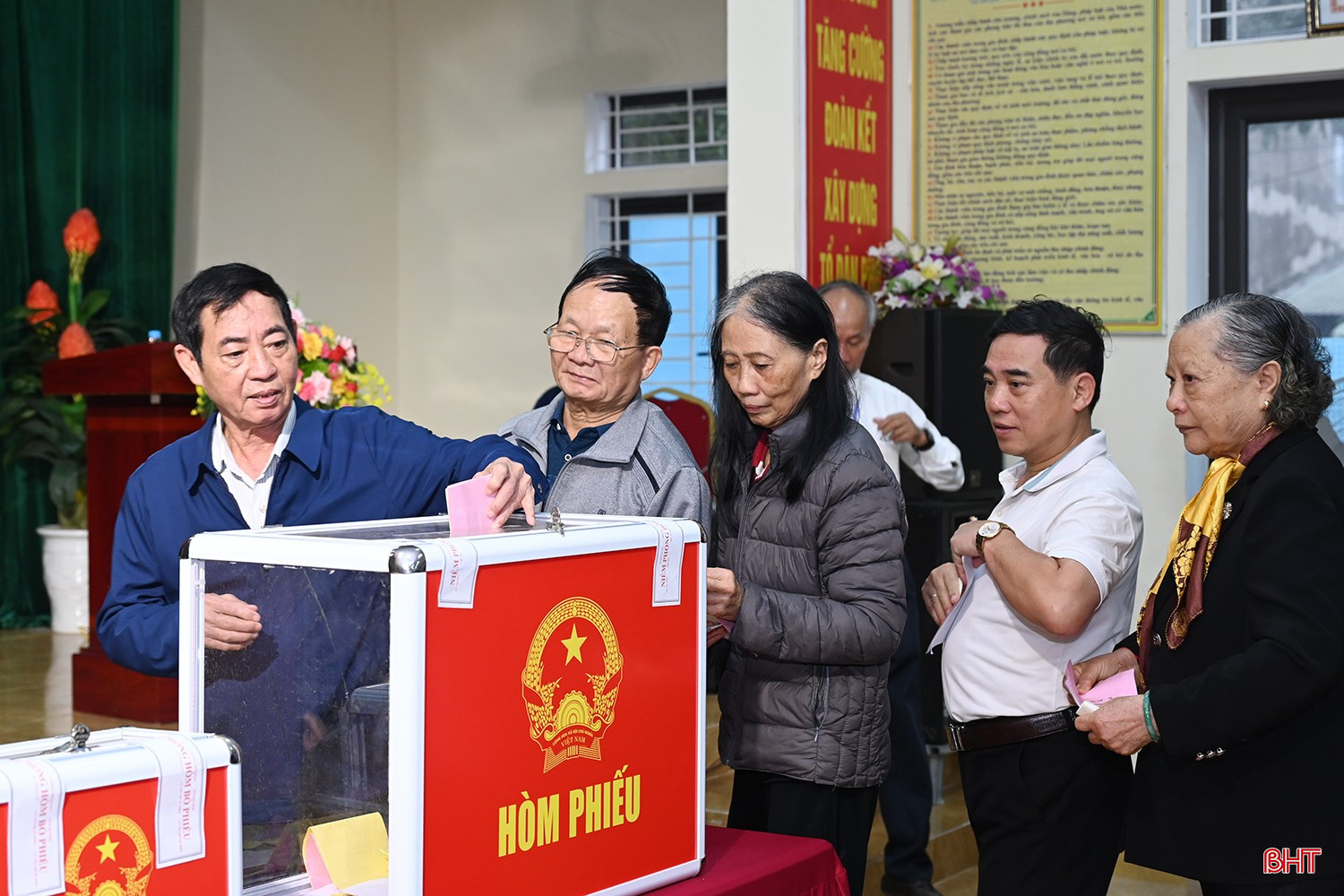 Với sự chuẩn bị chu đáo, bài bản và khoa học, công tác bỏ phiếu diễn được thực hiện theo đúng quy trình, quy định với sự tham gia của đông đảo cử tri.