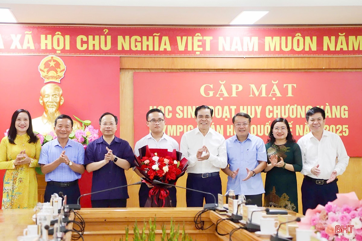 Lãnh đạo tỉnh và Sở GD&amp;ĐT Hà Tĩnh chúc mừng em Trần Minh Hoàng - cựu học sinh lớp 12 Toán 1 Trường THPT Chuyên Hà Tĩnh, chủ nhân của tấm HCV Olympic Toán quốc tế năm 2025. Ảnh tư liệu.
