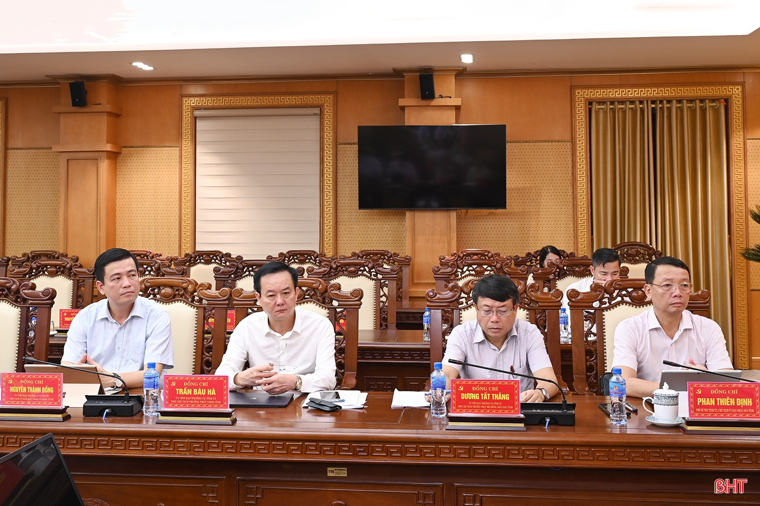 Đồng chí Phan Thiên Định - Phó Bí thư Tỉnh ủy, Chủ tịch UBND tỉnh và các đồng chí Ủy viên BTV Tỉnh ủy dự hội nghị.