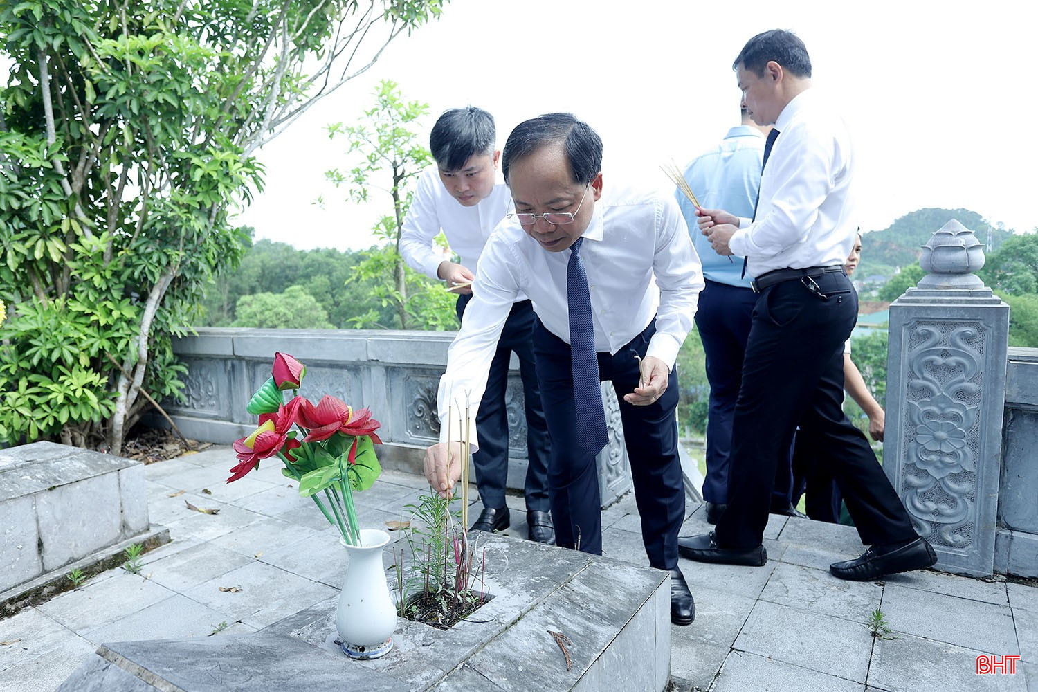 Bí thư Tỉnh ủy Hà Tĩnh Nguyễn Duy Lâm dâng hương.