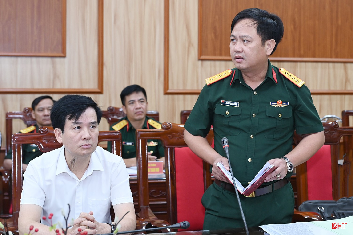 Đại tá Hoàng Xuân Đông - Chỉ huy trưởng Bộ CHQS tỉnh Hà Tĩnh phát biểu nhận nhiệm vụ.