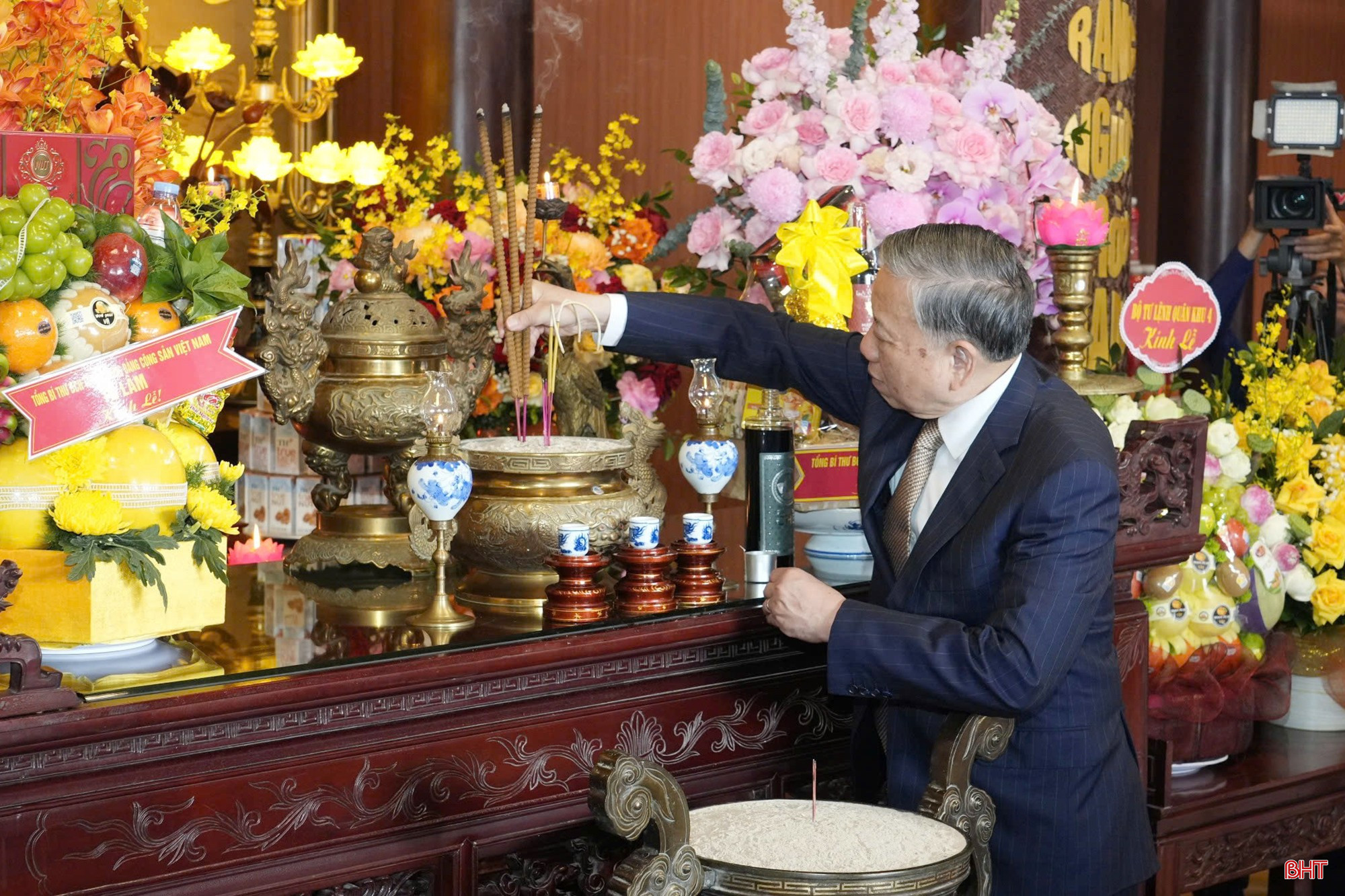 Tổng Bí thư Tô Lâm dâng hương tưởng niệm Tổng Bí thư Lê Hồng Phong.