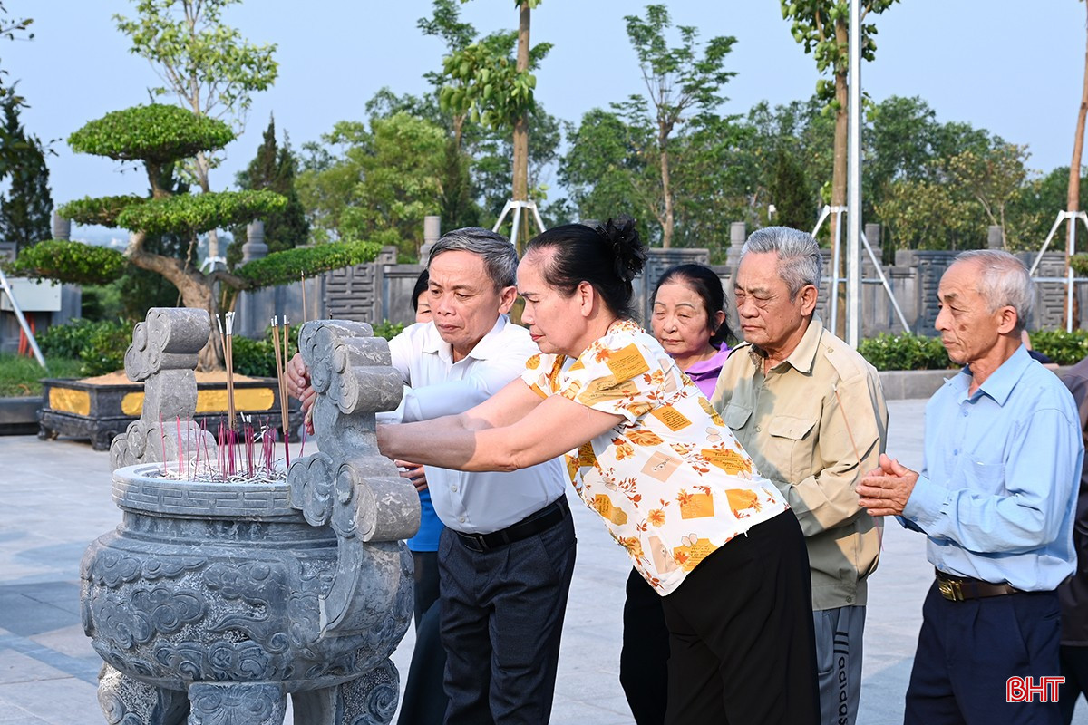 Hướng tới kỷ niệm 120 năm Ngày sinh Tổng Bí thư Hà Huy Tập, đông đảo người dân đã đến dâng hương tưởng niệm tại Khu di tích cố Tổng Bí thư Hà Huy Tập ở xã Cẩm Hưng.