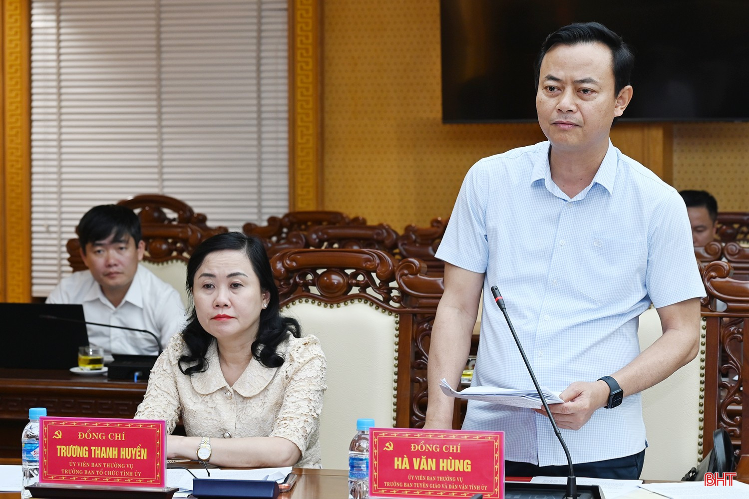 Trưởng ban Tuyên giáo và Dân vận Tỉnh ủy Hà Văn Hùng phát biểu tại cuộc họp.